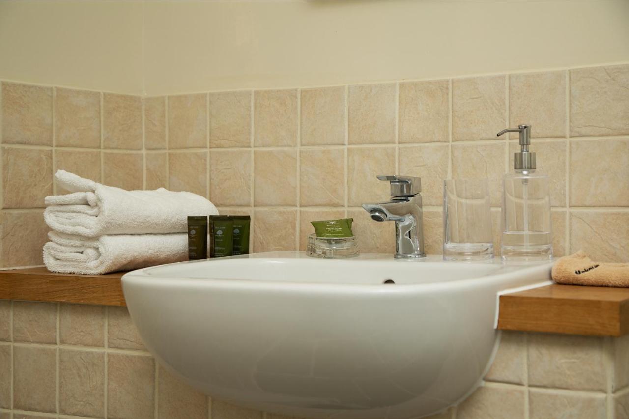 On The Brook Villa Брутън Екстериор снимка